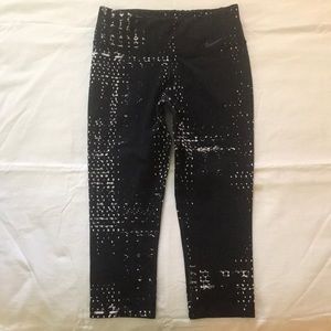 NIKE Dri Fit BLACK & WHITE Capri Leggings Sz M